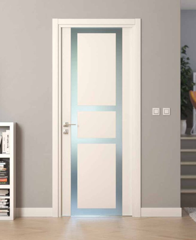 Porta in legno con vano vetro, finitura laccato bianco opaco — FIP Porte