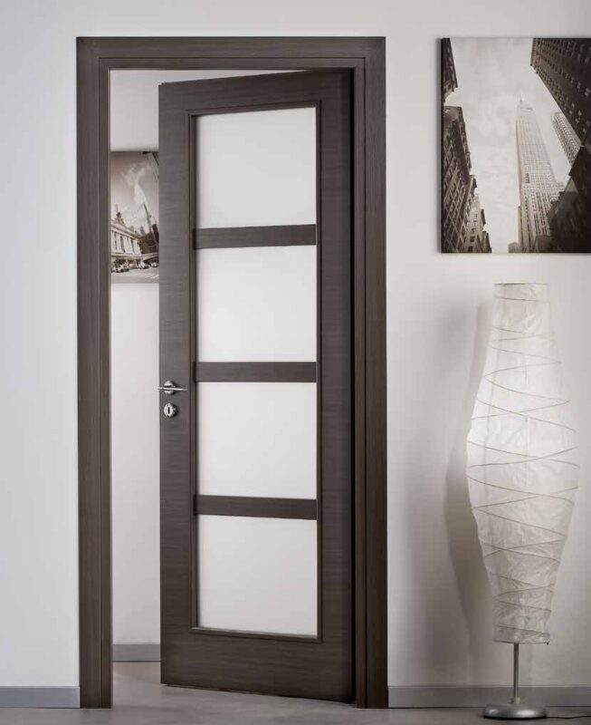 Porta in legno con vano vetro, finitura vetro satinato antinfortunio — FIP Porte