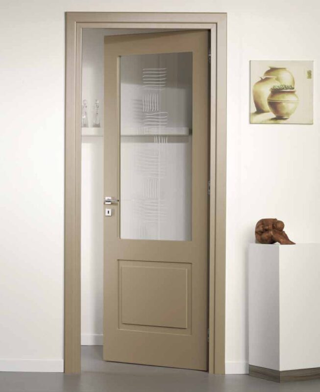 Porta in legno con vano vetro, finitura laccato ral 1019 — FIP Porte