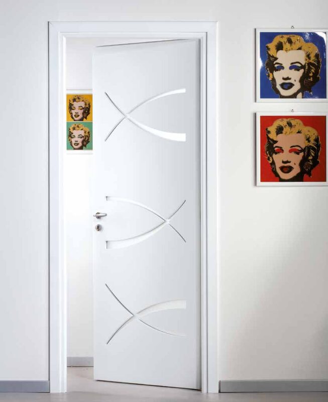 Porta in legno con vano vetro, finitura laccato bianco opaco — FIP Porte