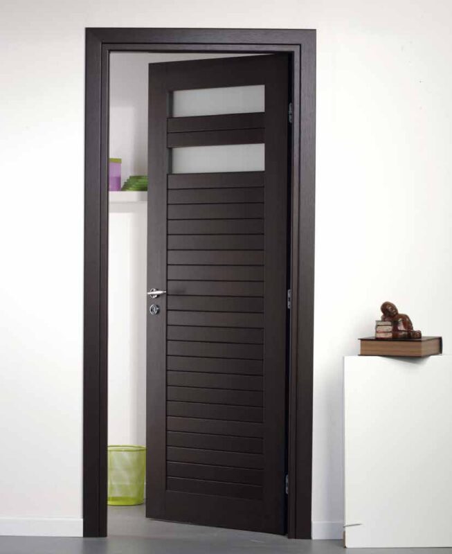 Porta in legno con vano vetro, finitura laminato wengè — FIP Porte
