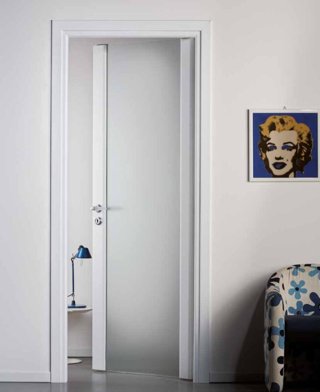 Porta in legno con vano vetro, finitura laccato bianco opaco — FIP Porte