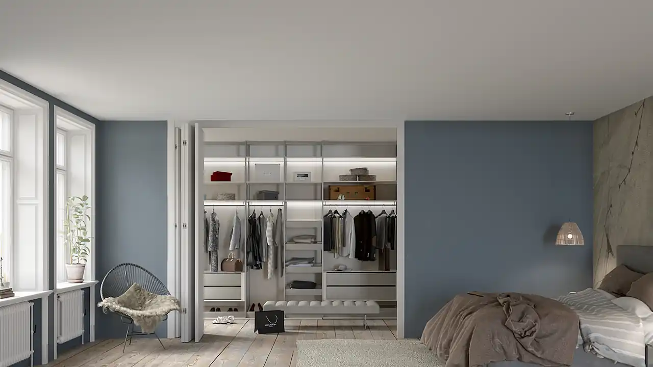 Four-door wooden partition wall opening onto a walk-in closet