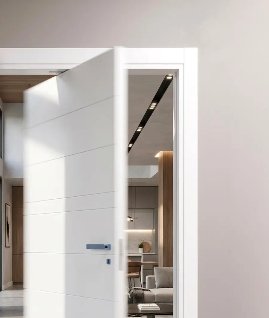 Porta rototraslante bianca in fase di apertura verso il soggiorno