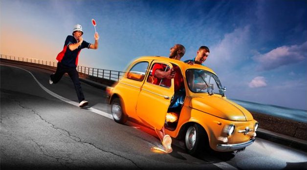 Giocatori su una Fiat 500 inseguiti da un vigile