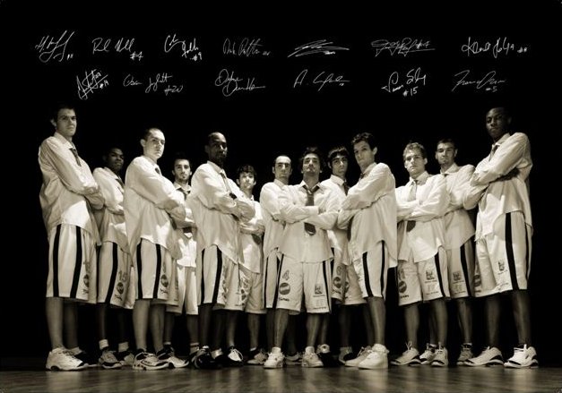 La squadra dell'Orlandina 2007-08 in divisa bianca, con gli autografi dei giocatori