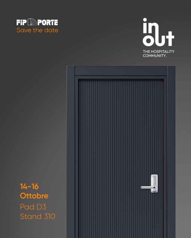 Porta da hotel blu antracite a doghe verticali con maniglia elettronica GuestKey: FIP Porte a InOut 2026, Rimini, 14-16 ottobre, padiglione D3 stand 310