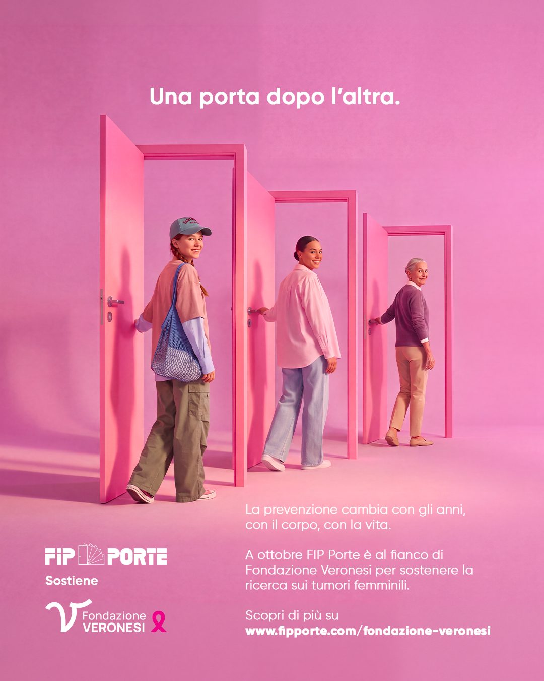 Una porta dopo l’altra: tre donne di età diverse attraversano tre porte rosa