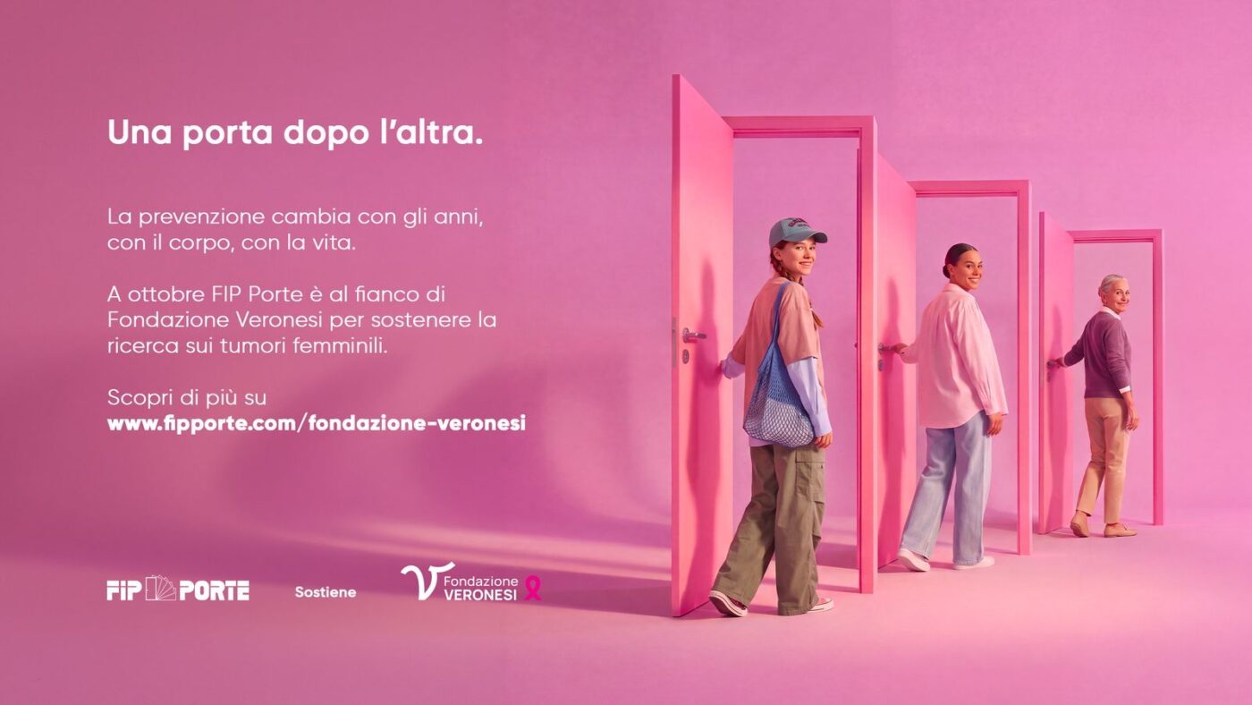 Una porta dopo l’altra: tre donne di età diverse attraversano tre porte rosa — campagna FIP Porte per Fondazione Veronesi